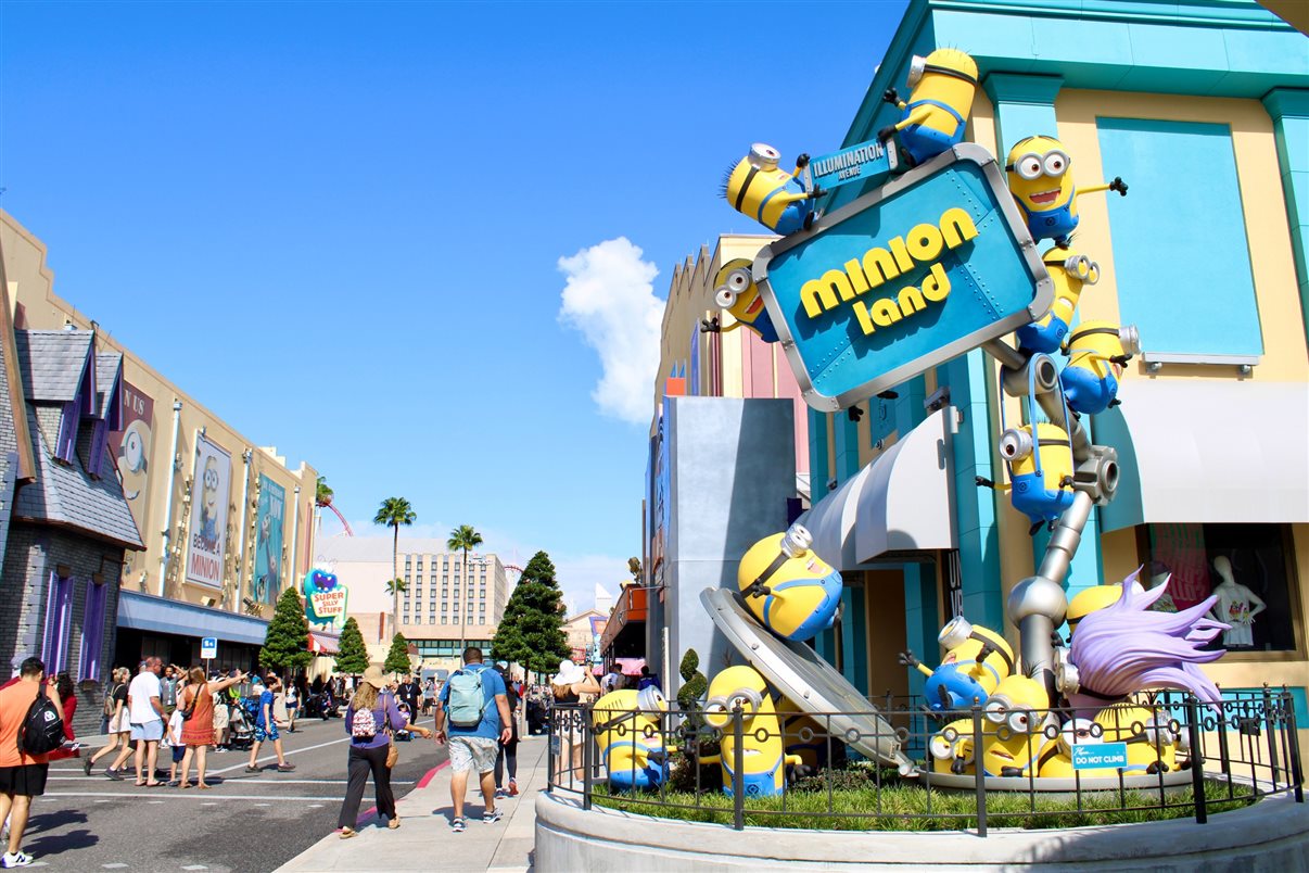 Minion Land fica logo na entrada do Universal Studios Florida