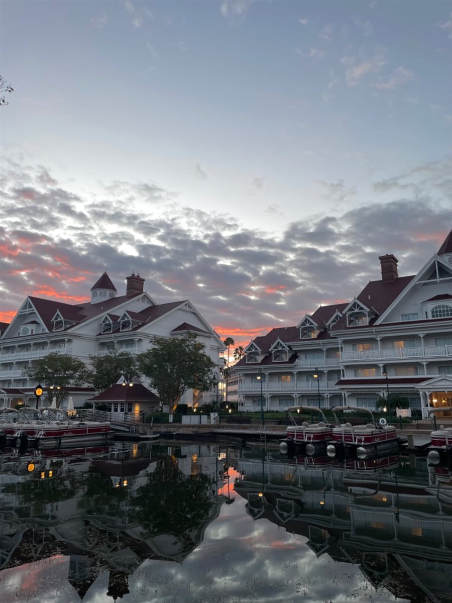 O Disney's Grand Floridian Resort & Spa fica localizado às margens da Seven Seas Lagoon