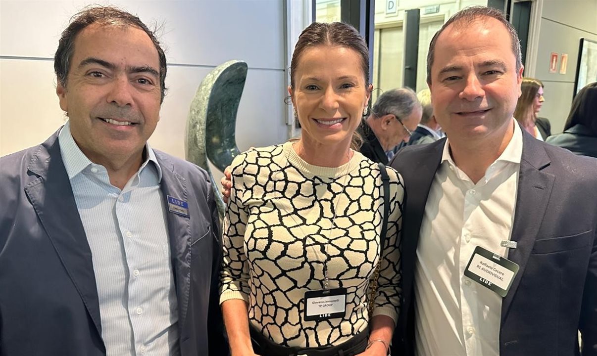 Tomás Perez e Giovana Jannuzzelli, do TP Group, com Raffaele Cecere, do Grupo R1, no Lide Turismo