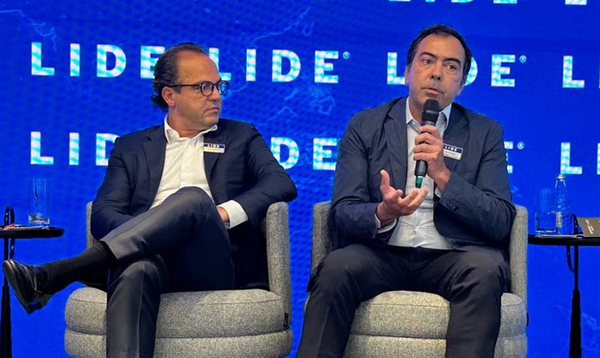 O CEO do TP Group, Tomás Perez, à direita, participou do Lide Turismo, ao lado do CEO da CVC Corp, Fábio Godinho