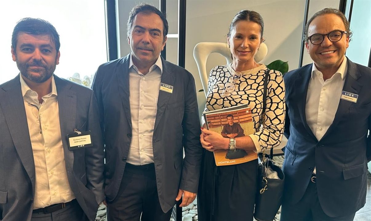 Gustavo Paulus e Fábio Godinho, da CVC Corp, com Tomás Perez e Giovana Jannuzzelli, do TP Group