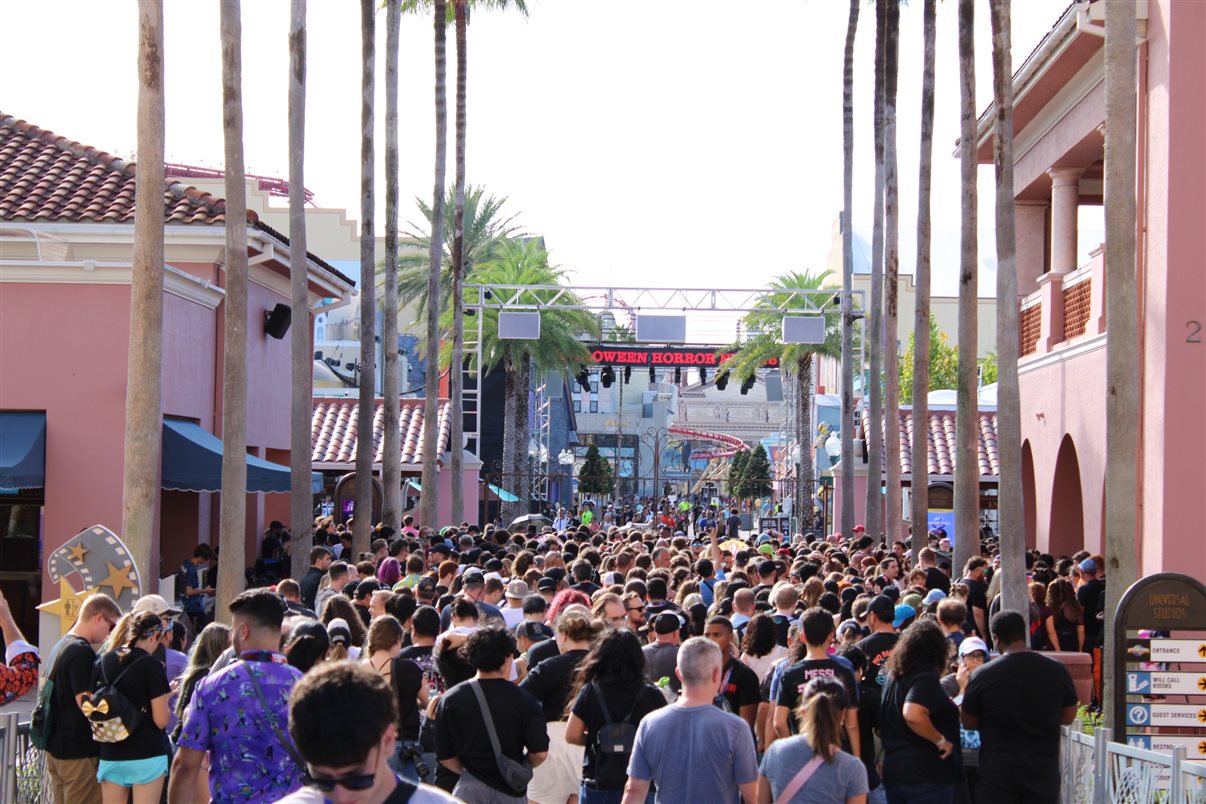 Essa era a multidão que esperava os portões abrirem para a noite de estreia do Halloween Horror Nights 2024