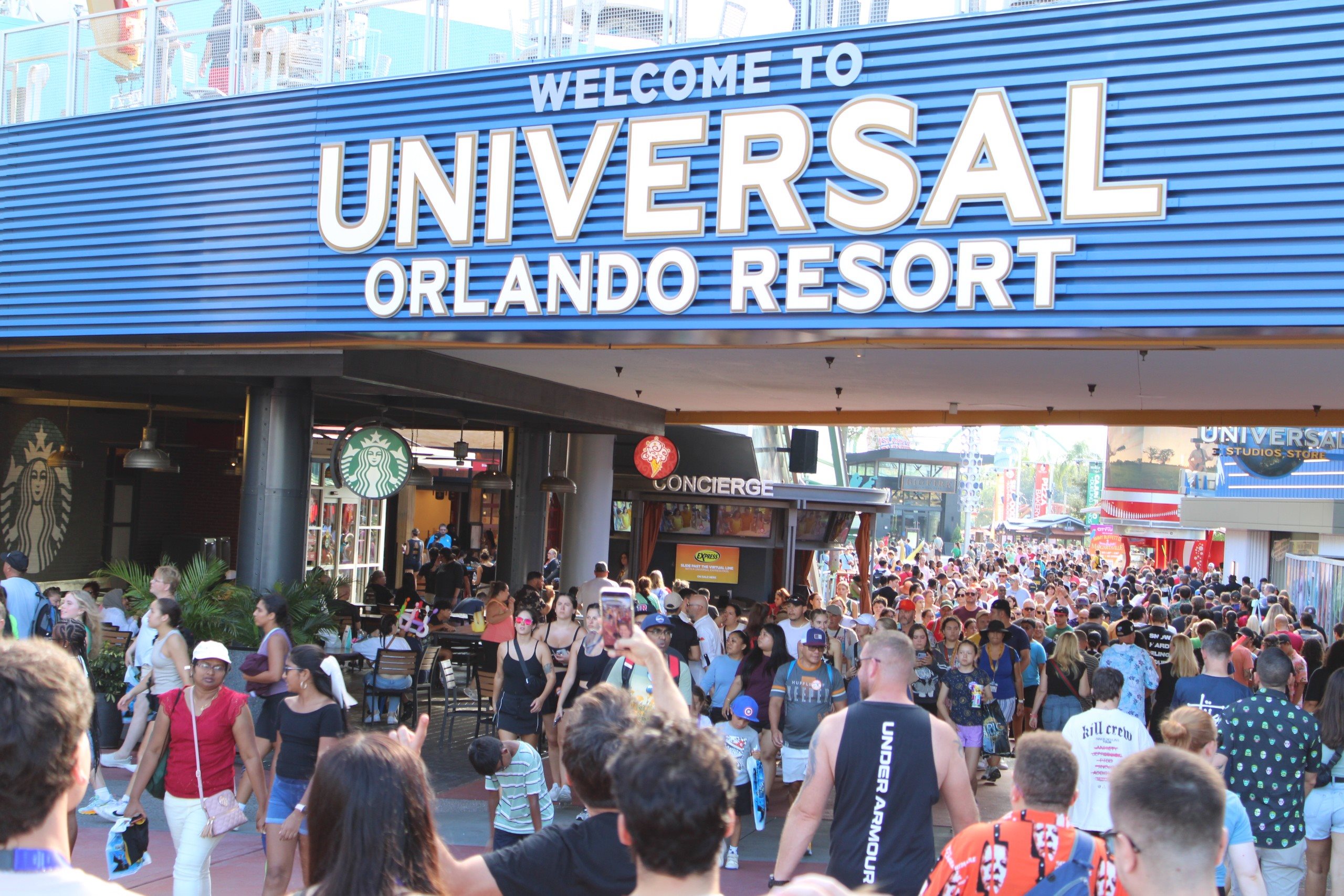 Consegue ver o Universal Studios Store ali na sua direita? Pois bem, é lá mesmo, bem na entrada do complexo, que será ampliado