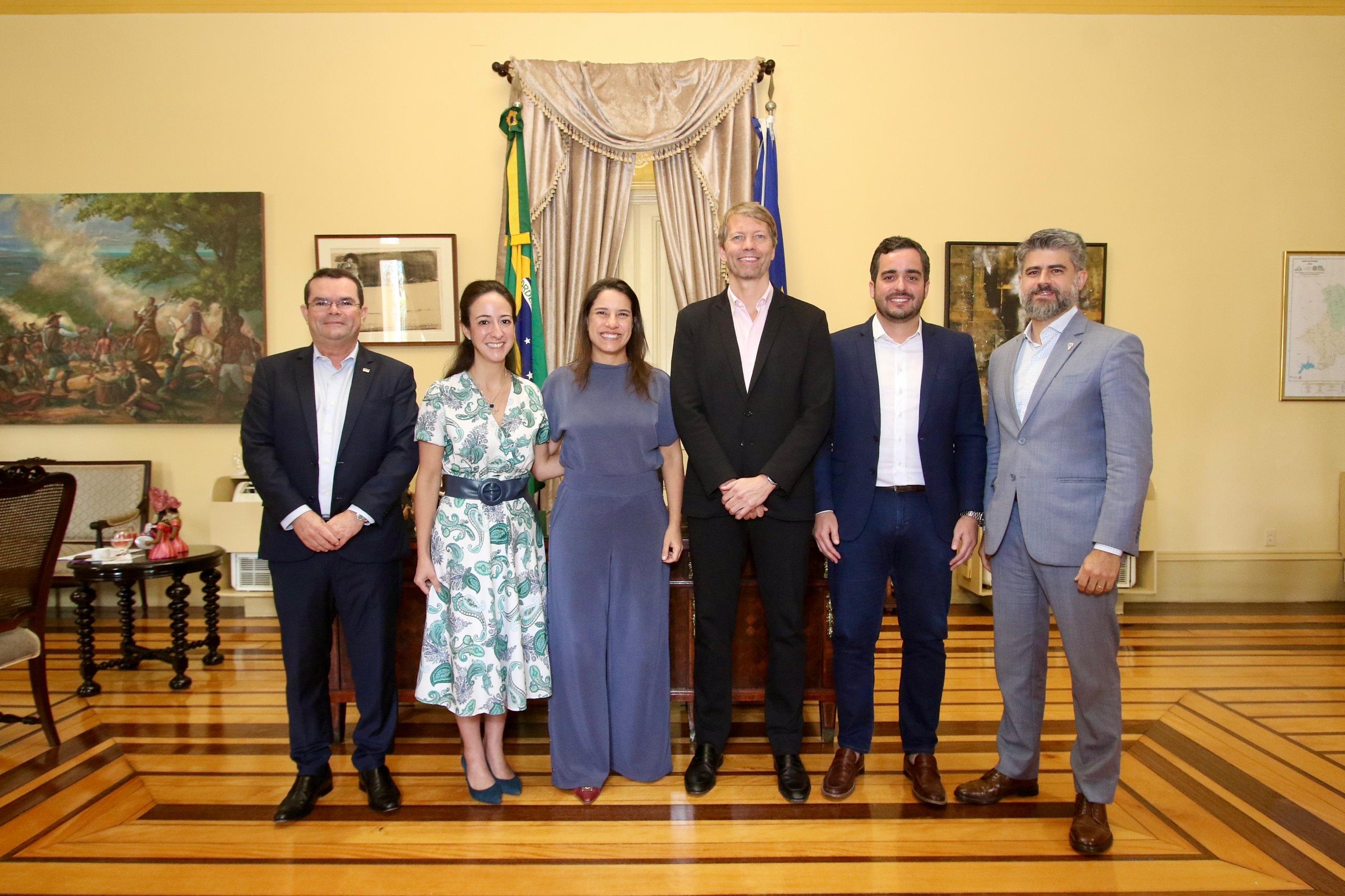 Raquel Lyra, governadora de Pernambuco, Jerome Cadier, CEO da Latam Brasil, e mais executivos do governo e da companhia em reunião no Palácio do Campo das Princesas