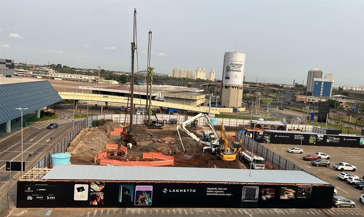 Imagens da construção do hotel