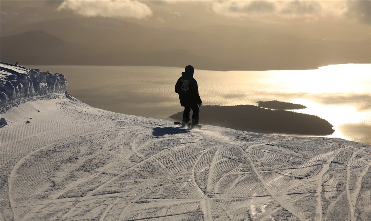 Durante a temporada de inverno, o local proporciona uma ampla variedade de serviços e opções para a prática de esportes de neve