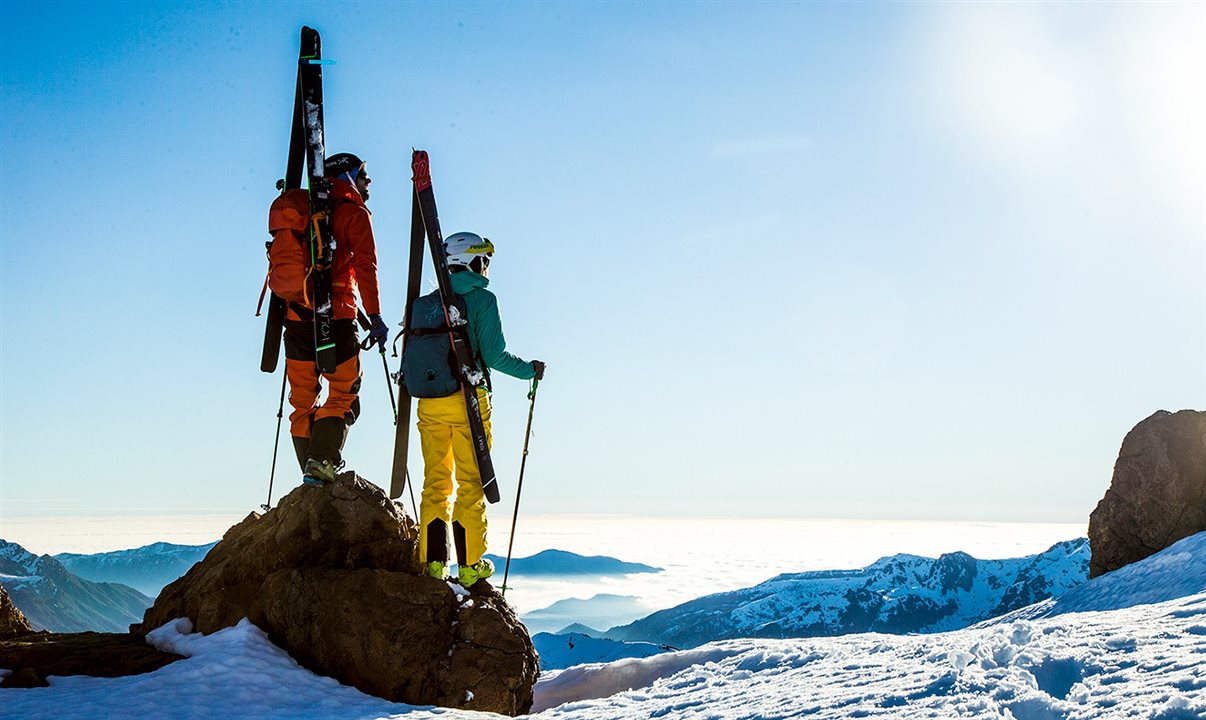 Nevados de Chillán está distante 407 km ao sul da capital Santiago, 194 km a leste da cidade de Concepción e 82 da pequena Chillán.