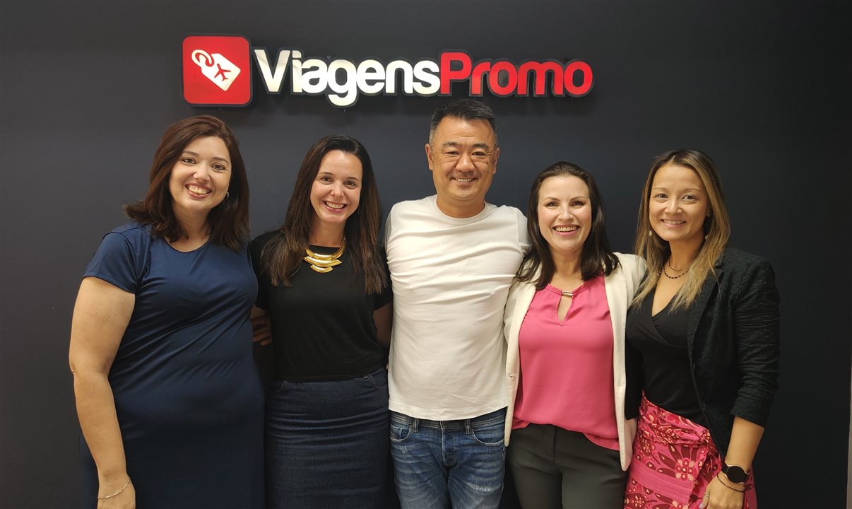 Renato Kido com as novas contradadas: Debora Keszek, Claudia Figueiredo, Monica Araujo e Bia Uno