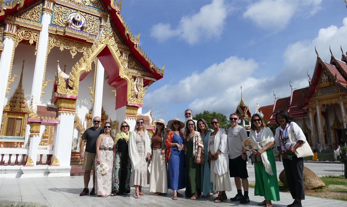 Agentes de viagens começaram o dia no Wat Chalong, em Phuket