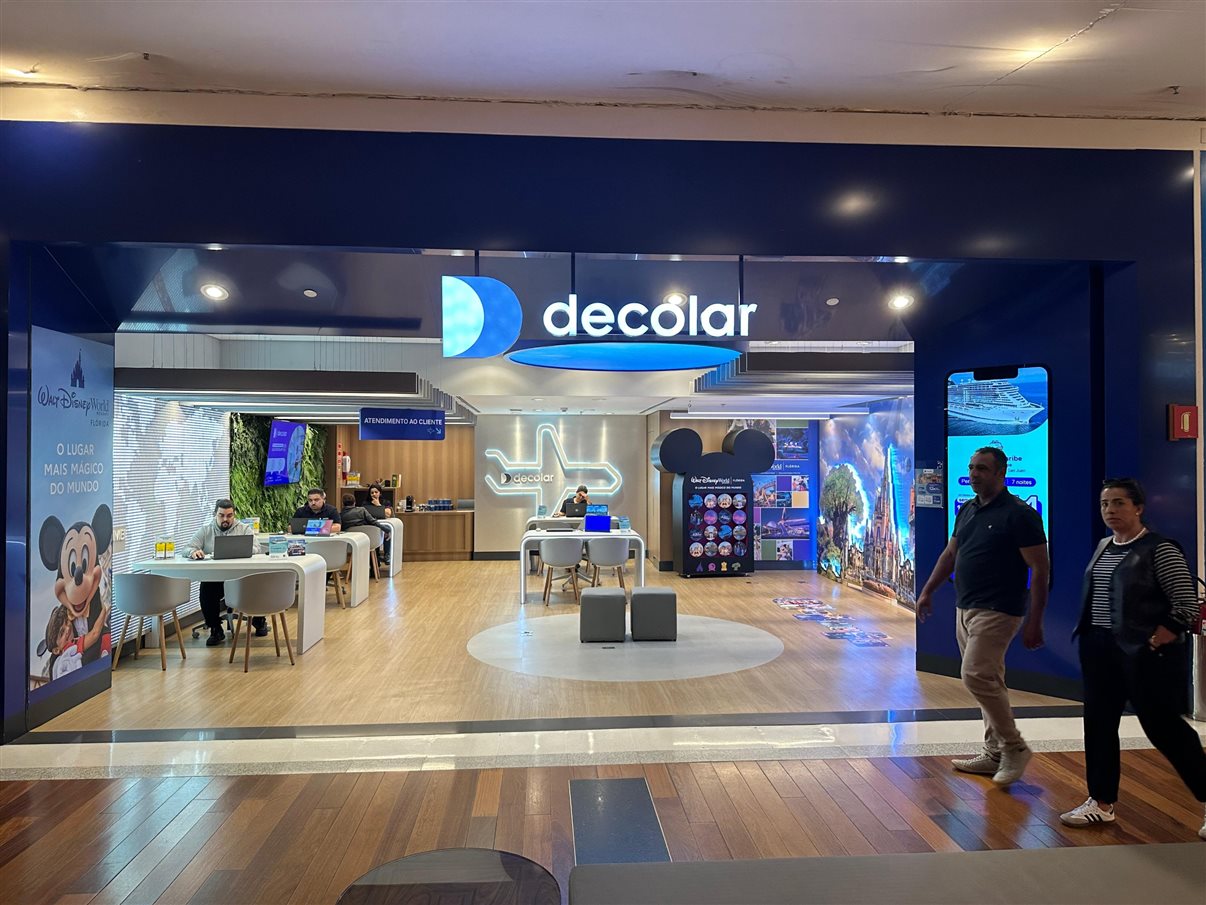 Loja Decolar no Shopping SP Market com campanha de Walt Disney World