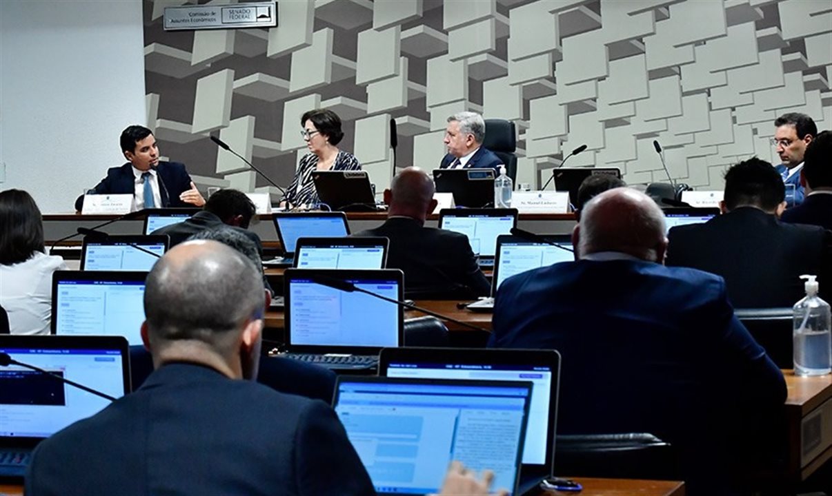 Durante audiência pública na CAE, debatedores pediram simplificação de cálculo e manutenção de alíquotas