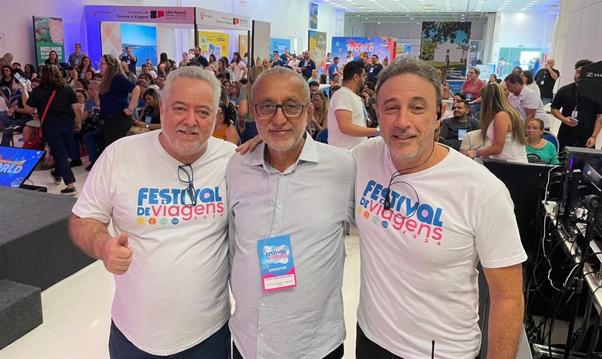 Michael Barkoczy e Fernando Ciavolella, do Festival de Viagens, com Paulo Cesar, secretário de Turismo de Cabrália