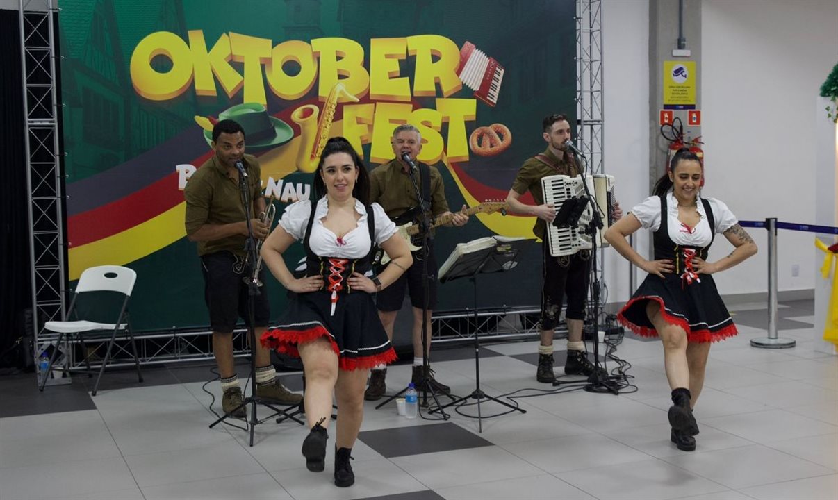 A Oktoberfest, celebrada em Blumenau (SC) entre 9 e 27 de outubro, é um dos maiores eventos da cultura germânica fora da Alemanha