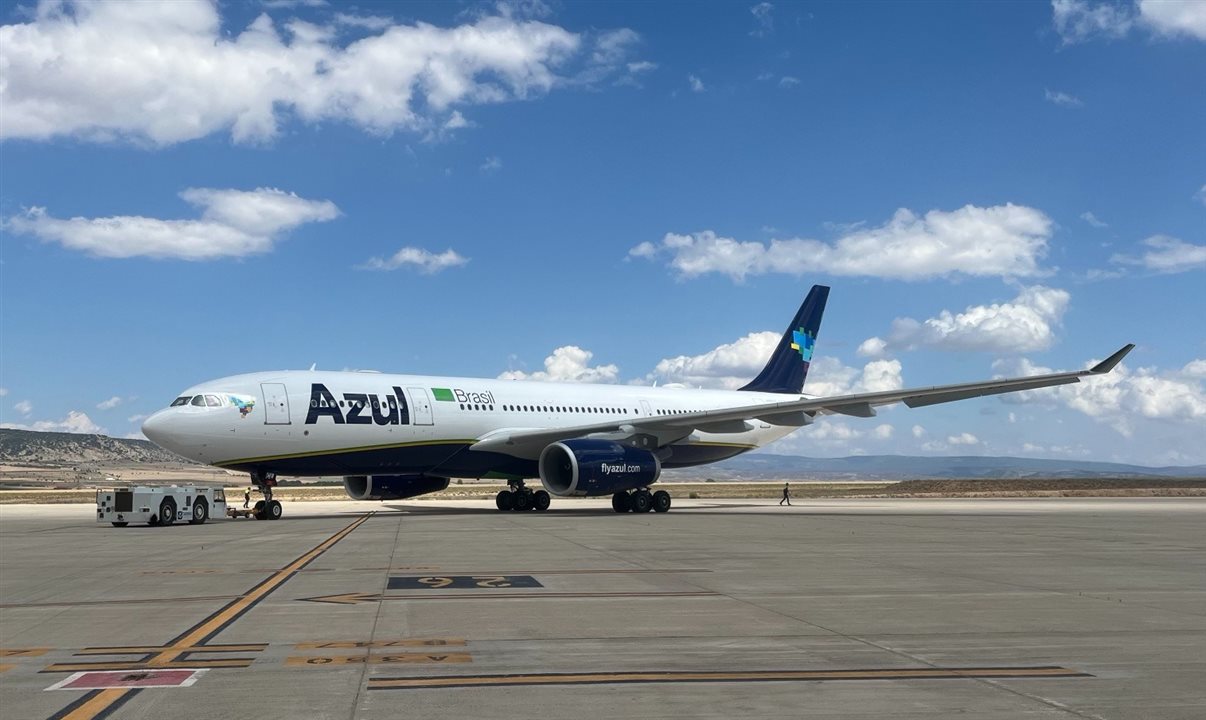 A aeronave, que entra em serviço com a pintura clássica da Azul, tem capacidade para 255 clientes