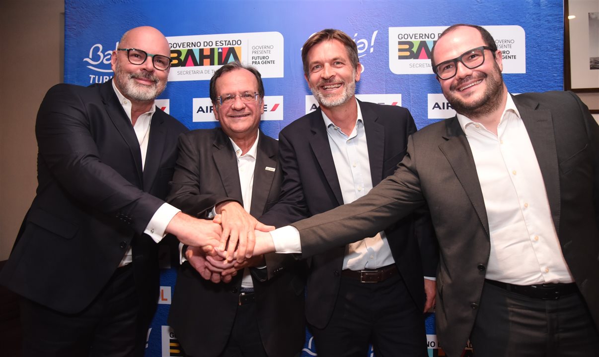 Julio Ribas, CEO da Vinci Airports, Mauricio Bacellar, secretário de Turismo da Bahia, Manuel Flahault, diretor geral do Grupo Air France-KLM na América do Sul, e Mateus Pongeluppi, diretor-executivo de Estratégia da Gol