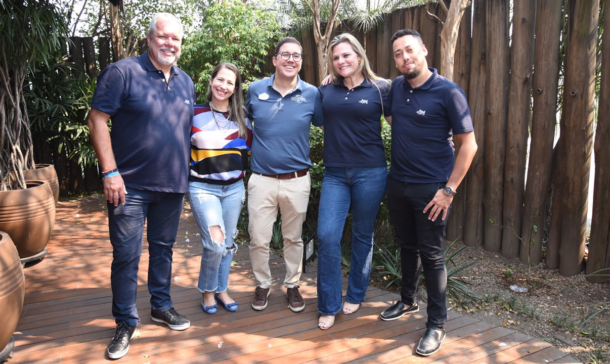 Alexandre Cequetin, executivo comercial da Azul Viagens em São Paulo, Sônia Nunes coordenadora de produtos internacional da Azul Viagens, Martim Diniz, business development Latam da Universal, Priscilla Godoy, coordenadora Comercial Sul e Sudeste, e Telfer Farneze, executivo comercial da Azul Viagens em São Paulo