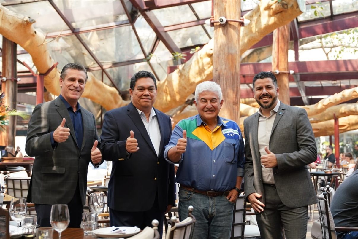 Patrick Yvars, do Visit Orlando, e Victor Manjarres, da TM Americas (Kennedy Space Center), com o astronauta Marcos Pontes e Raphael de Lucca, da Copa Airlines