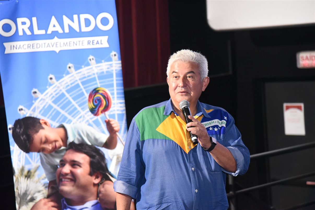 O astronauta Marcos Pontes conversou com as crianças e palestrou para os adultos