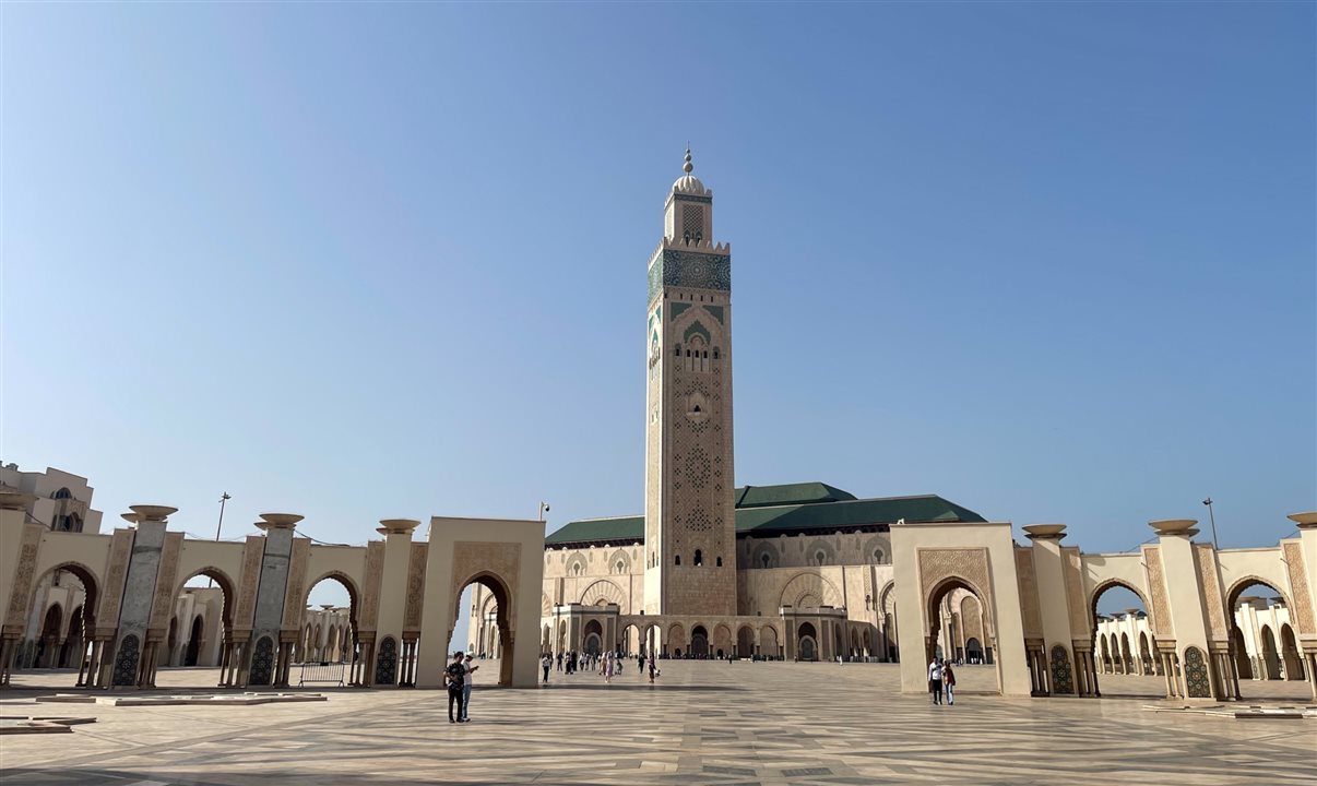 Construída em uma estrutura que avança sobre o mar, a Hassan II é a única mesquita em Marrocos que é acessível a não muçulmanos. Um dos símbolos do país