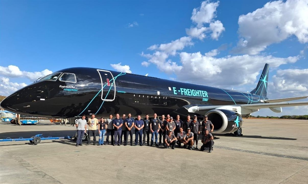 Aeronave cargueira E-Freighter 190, pintada na Gol Aerotech, em Confins