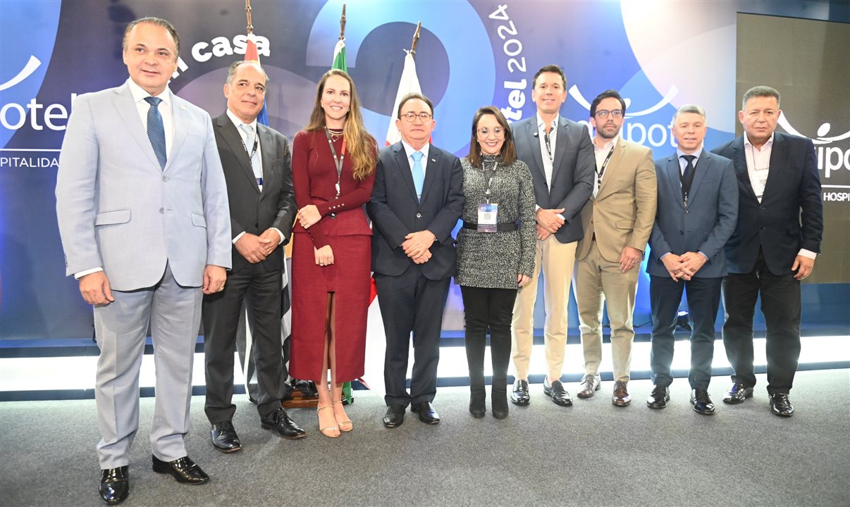 Roberto De Lucena, Carlos Henrique Sobral, Mayra Nardi, Manoel Linhares, Renata Abreu, Felipe Carreras, Milton Vasconcelos, Beto Caputo e Alexandre Sampaio, no corte de fita da Equipotel/Conotel