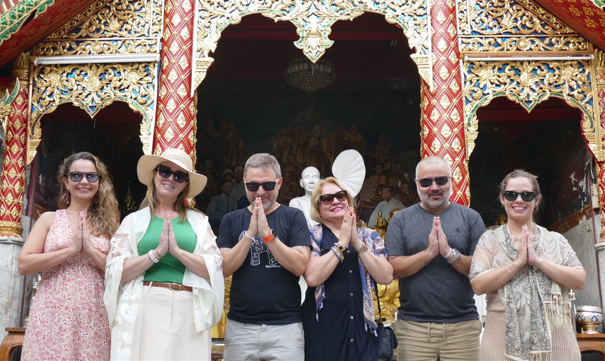 Ana Maria Freitas (Mappa), Patrícia Saraiva (Patrícia Saraiva Travel), Marcelo Beltrame (Love Trips), Terezinha da Cunha (Seaside), Bruno Aristides (Delta Turismo) e Carolina Tavares (Qatar Airways) no Wat Phrathat Doi Suthep, em Chiang Mai