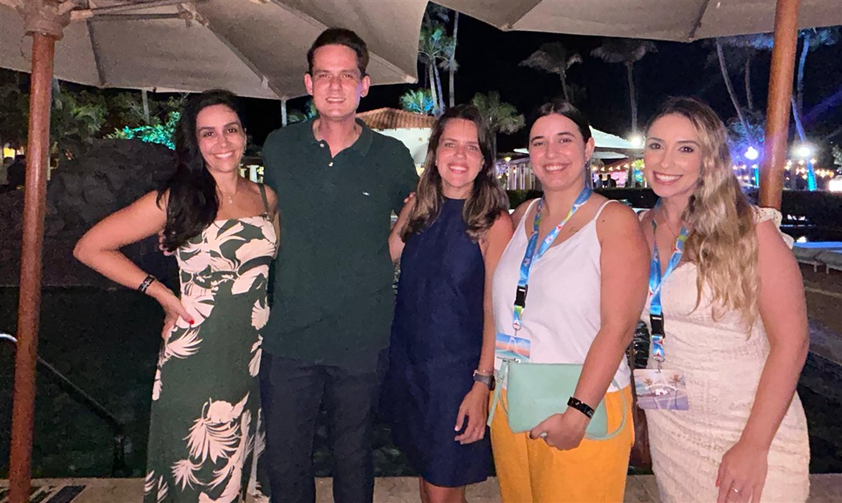 Vivian Amaral (CVC), Felipe Cuadrado (Abreutur), Luna Farias (Iberostar), Jéssica Pereira (BestBuy Travel) e Letícia Paganini (Gol) participaram da confraternização