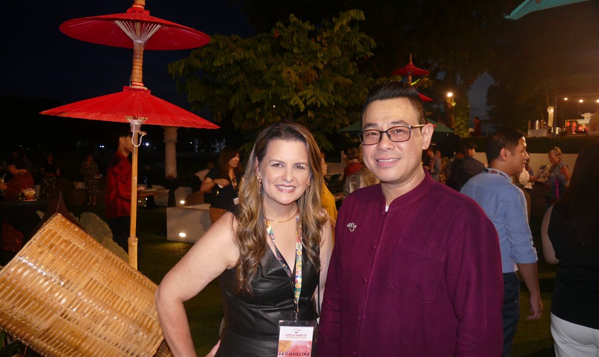 Jacqueline Ledo (gerente regional de Vendas da Visual Turismo) e Keng Chavarin (vice-diretor da Autoridade de Turismo da Tailândia em Chiang Mai)