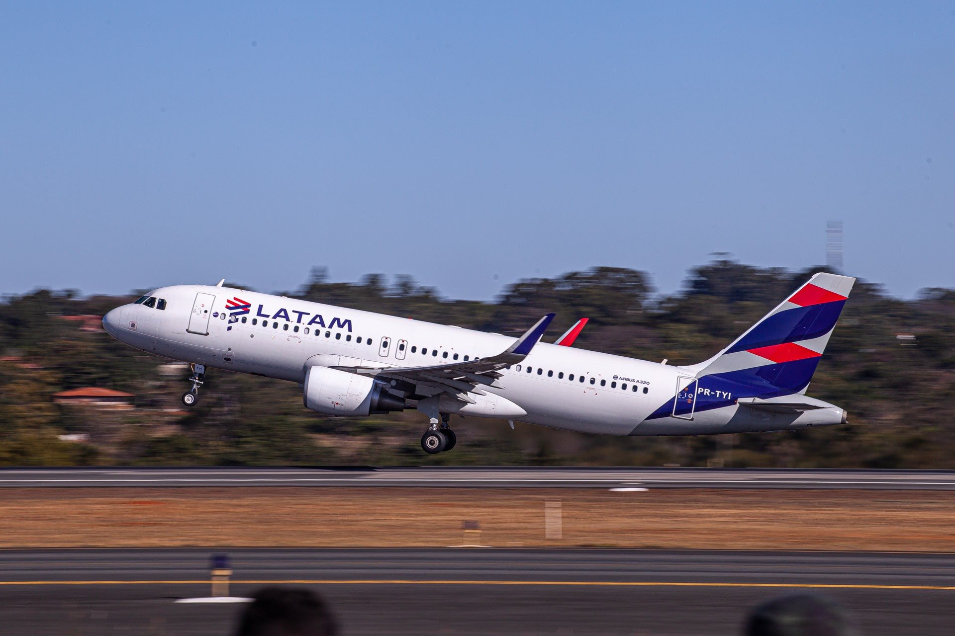 A Latam marcou para novembro sua estreia em Fernando de Noronha, com voos diretos a partir de Guarulhos a bordo de A319s