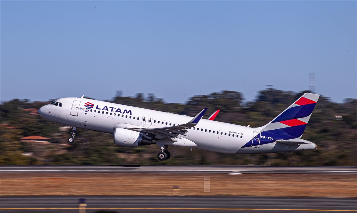 Atualmente, a Latam opera cerca de 135 voos semanais no aeroporto de Confins, com ligações para quatro destinos nacionais — Brasília, São Paulo/Congonhas, São Paulo/Guarulhos e Fortaleza — e um internacional, Santiago