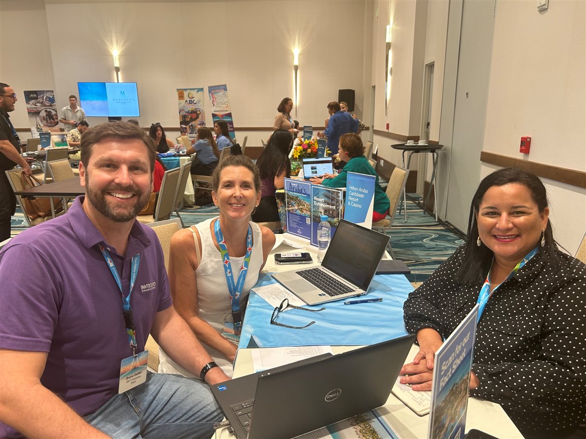 Bruno Delfini, da BWT Operadora, com Jeanine Gilchrist e Joanne Dirksz, do Hilton Aruba Caribbean Resort and Casino