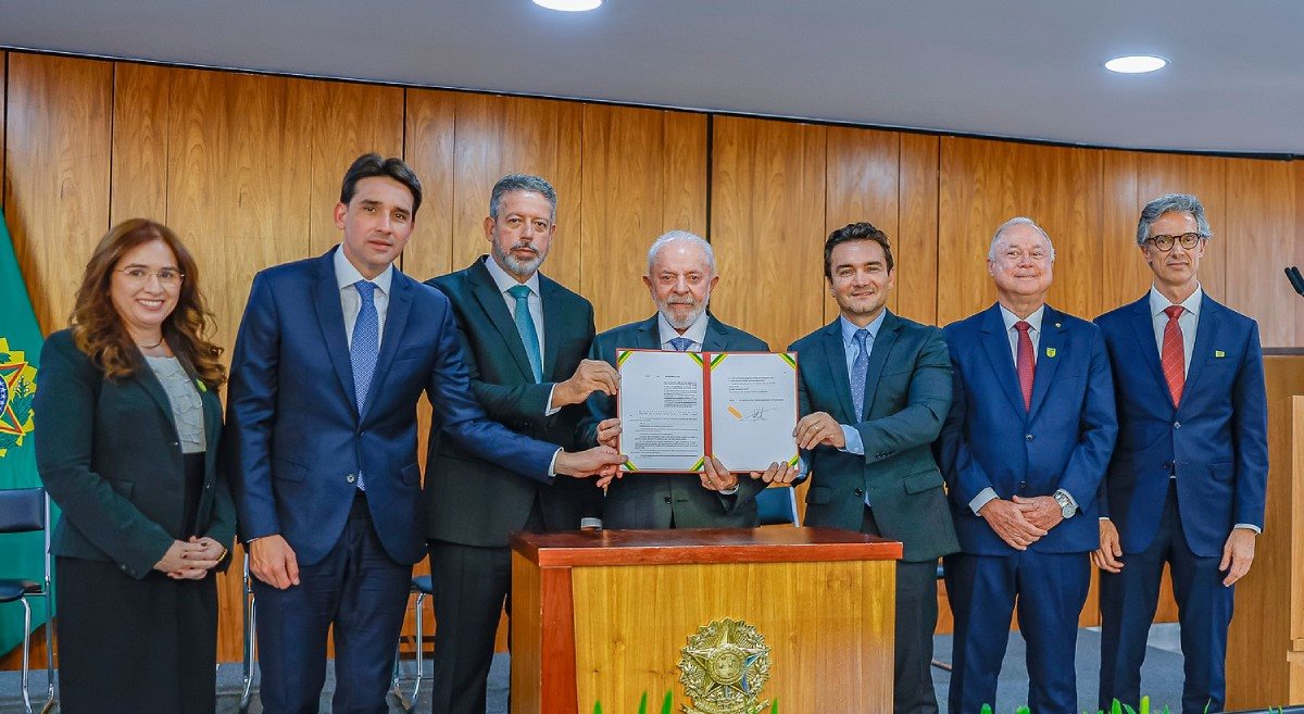 Projeto de lei que permite a liberação de recursos do Fundo Nacional de Aviação Civil para as companhias brasileiras foi sancionado pelo presidente Lula no Palácio do Planalto<br/><br/>