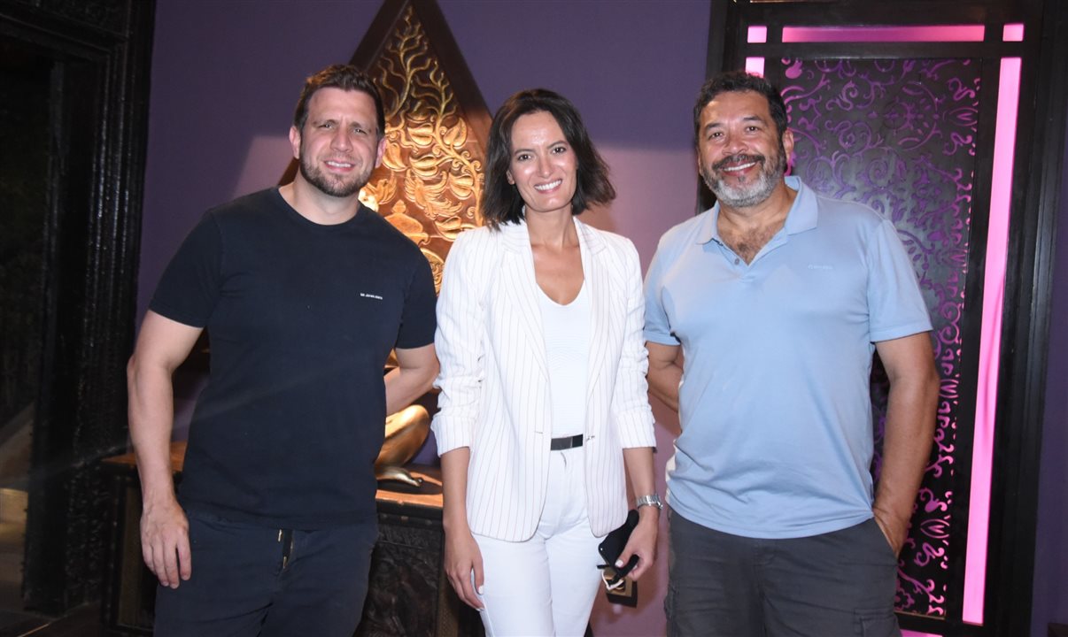 Nora Allaoua, do Widiane Resort & Spa, entre Eduardo Vansan e Jorge Souza, da Orinter