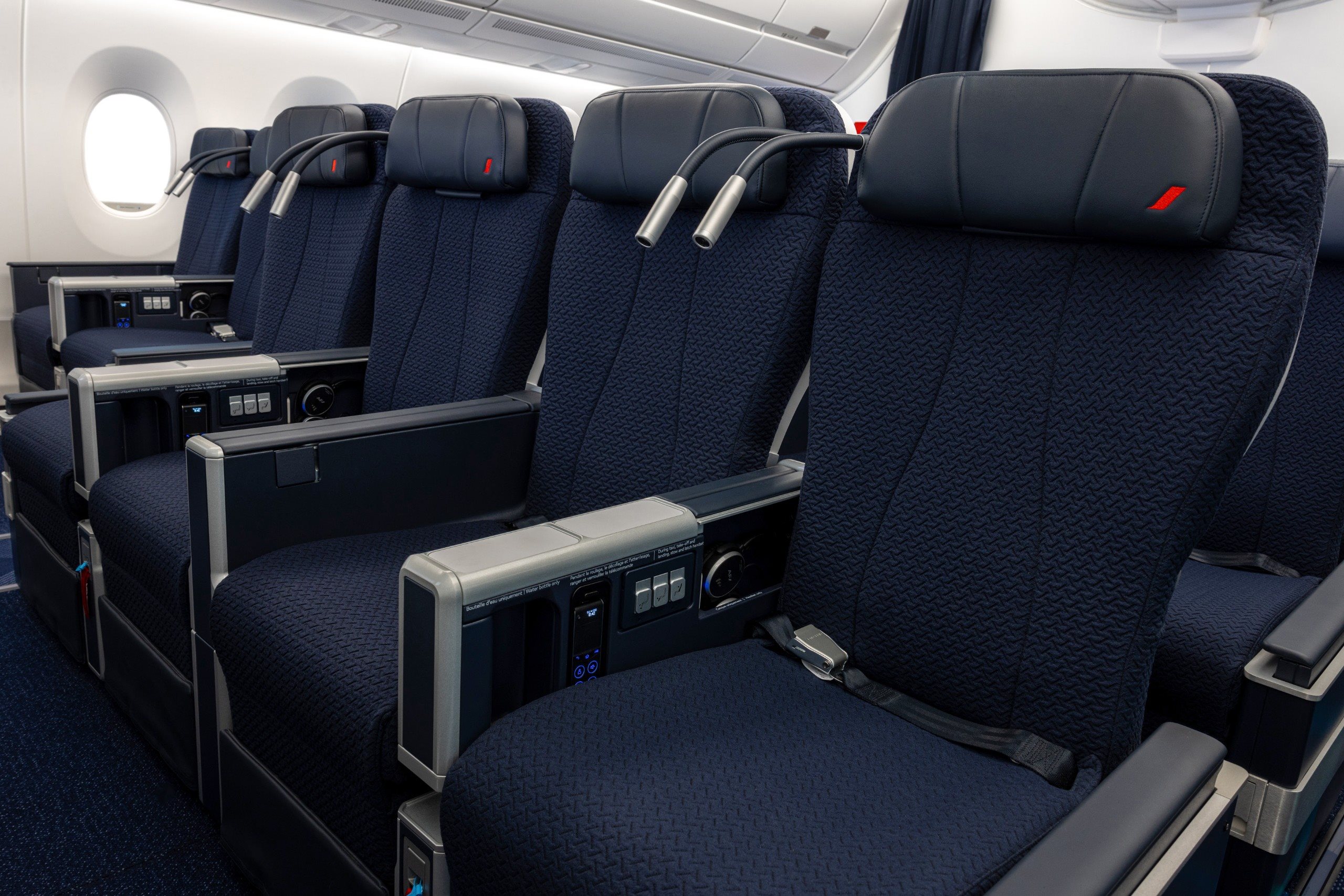 Na cabine Premium, o mais recente assento reclinável está disponível em aeronaves selecionadas, como o Boeing 777 e o Airbus A350