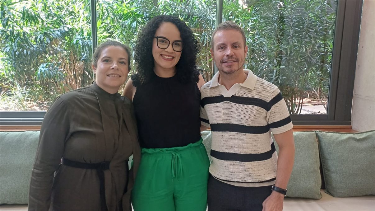 Emilie Maisonobe, diretora da Chapitre Six, Gleica Pimentel, da Primetour, e Gustavo França, da Gold Stamp Brands, representante da Chapitre Six no Brasil. Gleica foi sorteada com diárias no café da manhã realizado hoje em São Paulo