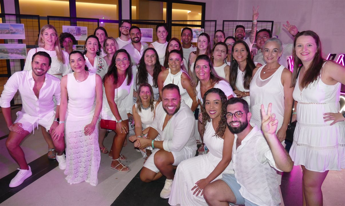 Brasileiros na festa do branco do Fam Fest Latam da RCD Hotels, no novo AVA Resort, em Cancun