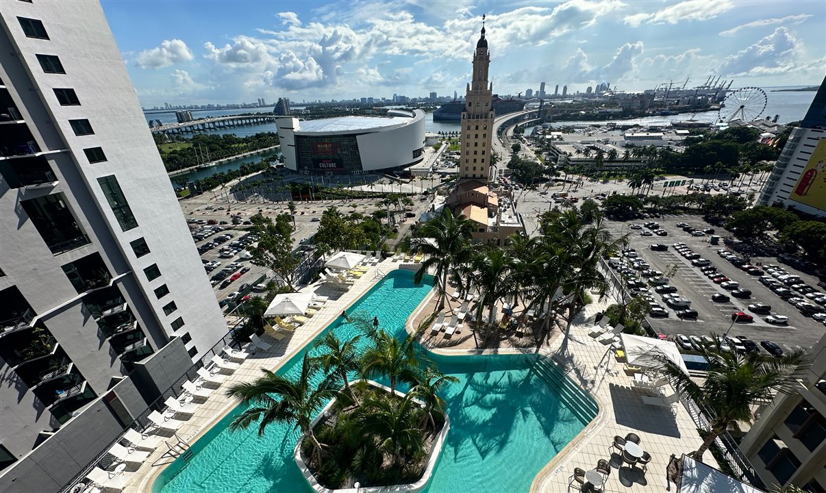 Piscina e vista do hotel Gale Miami