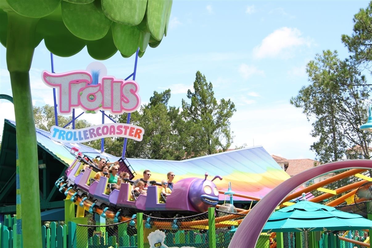 Trolls Trollercoaster é uma montanha-russa infantil para crianças e adultos