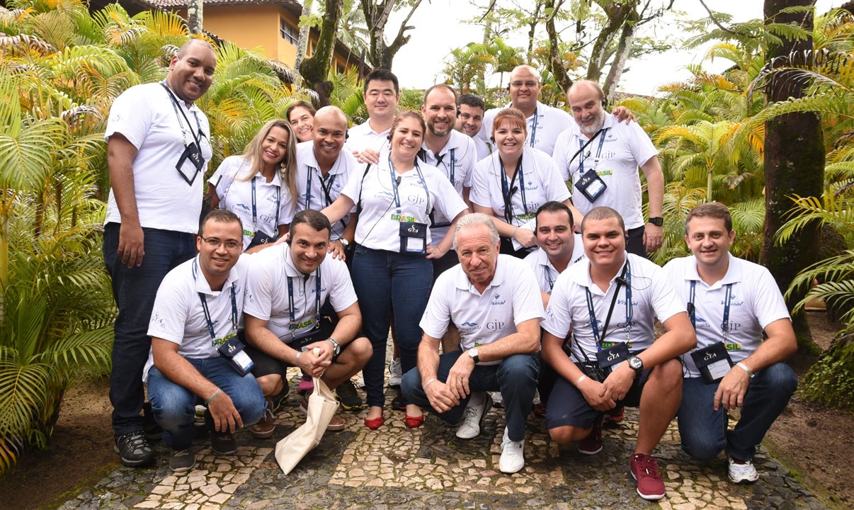 Kido posa com a equipe da Visual Turismo, liderados por Afonso Louro (à frente na foto)