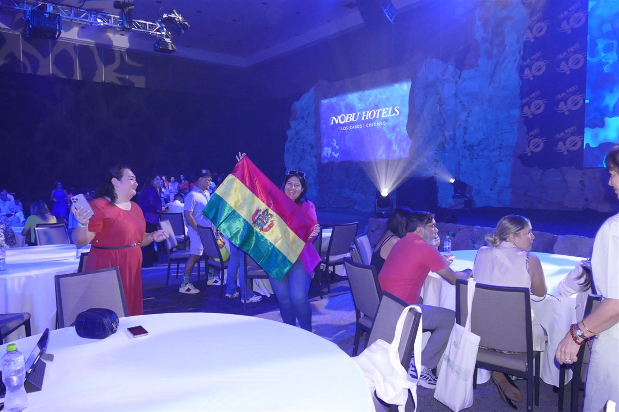 Glaucia Barbosa, Carla Cecchele, Luciana Nasser e Jéssica Bueno (RCD Hotels) com operadores de viagens brasileiros