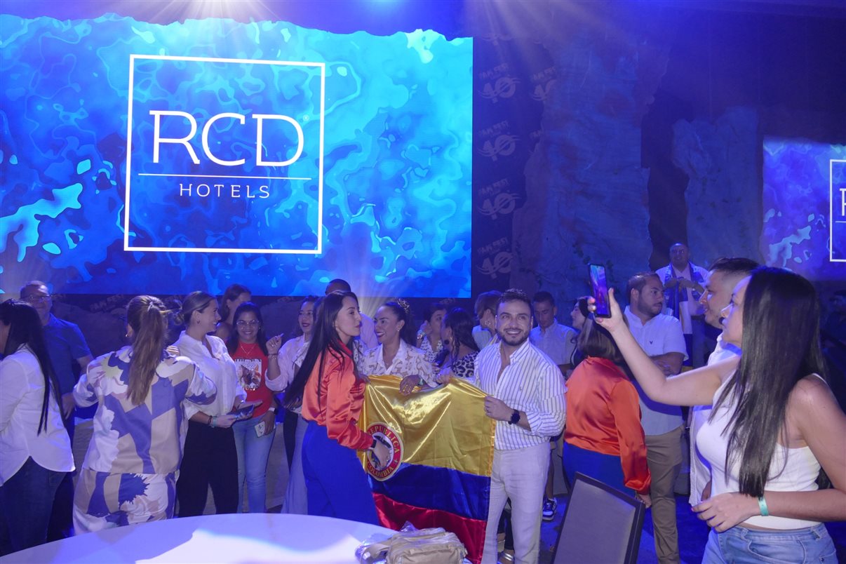 Glaucia Barbosa, Carla Cecchele, Luciana Nasser e Jéssica Bueno (RCD Hotels) com operadores de viagens brasileiros