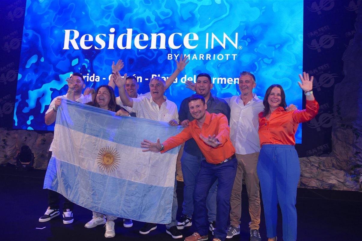 Glaucia Barbosa, Carla Cecchele, Luciana Nasser e Jéssica Bueno (RCD Hotels) com operadores de viagens brasileiros