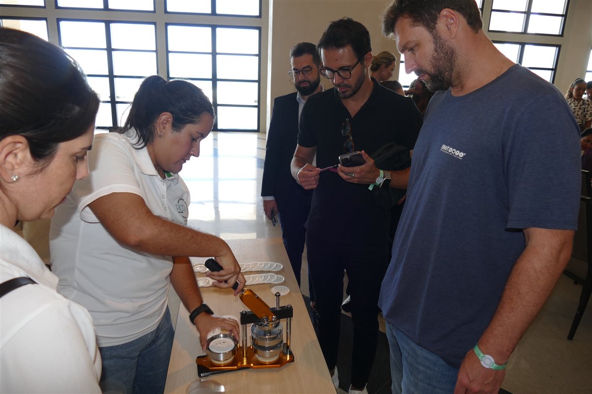 Glaucia Barbosa, Carla Cecchele, Luciana Nasser e Jéssica Bueno (RCD Hotels) com operadores de viagens brasileiros