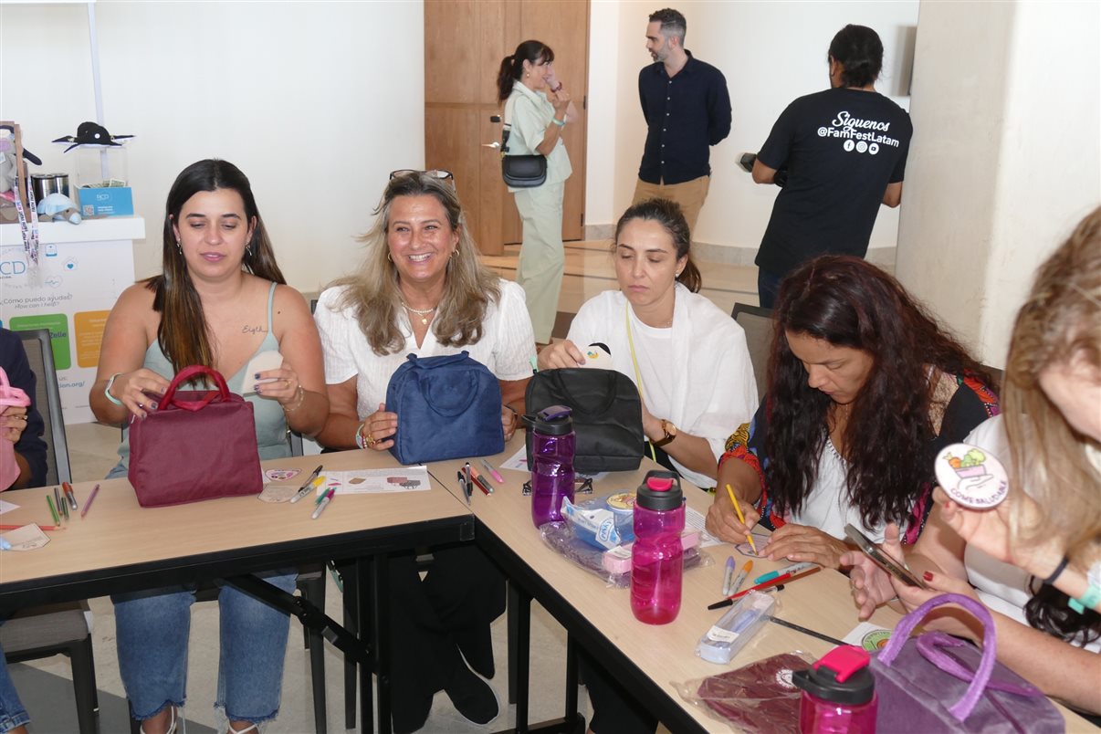 Glaucia Barbosa, Carla Cecchele, Luciana Nasser e Jéssica Bueno (RCD Hotels) com operadores de viagens brasileiros