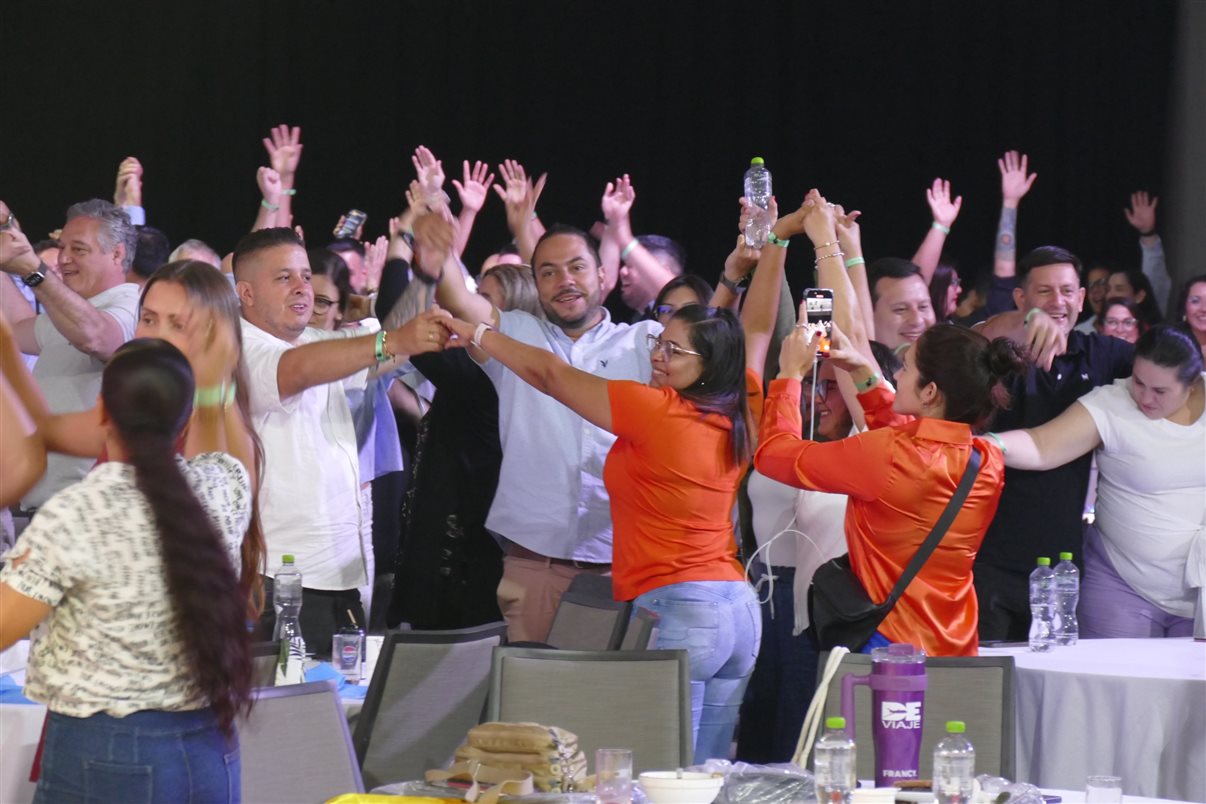 Glaucia Barbosa, Carla Cecchele, Luciana Nasser e Jéssica Bueno (RCD Hotels) com operadores de viagens brasileiros