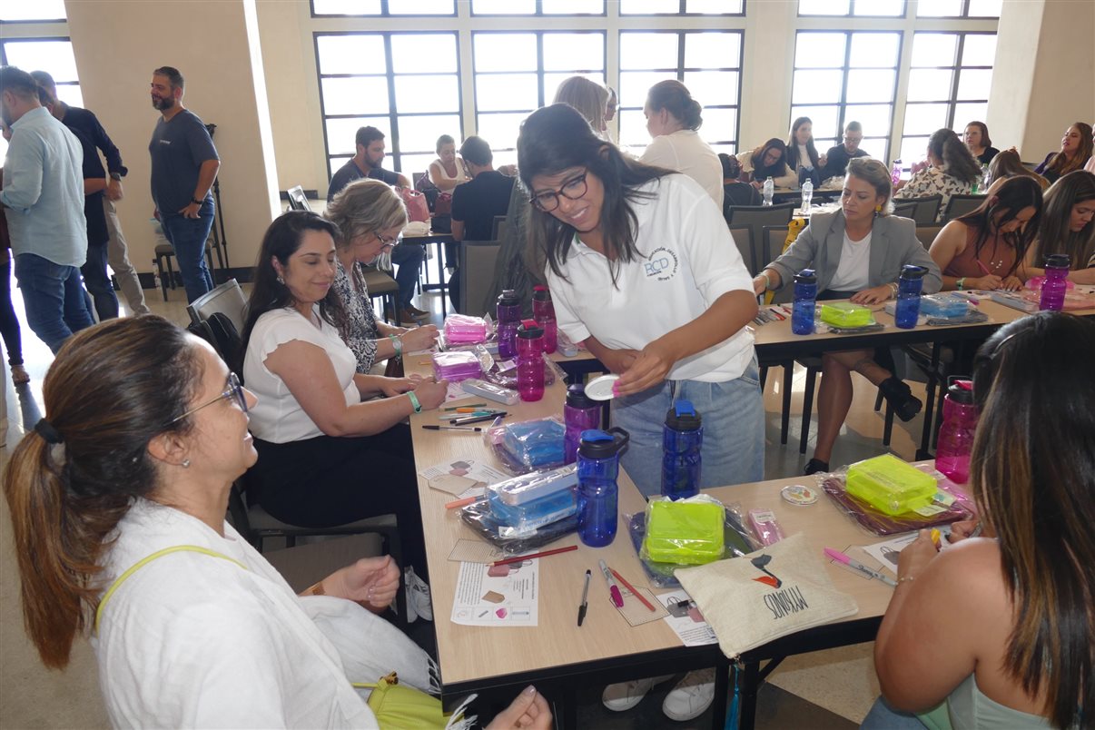 Glaucia Barbosa, Carla Cecchele, Luciana Nasser e Jéssica Bueno (RCD Hotels) com operadores de viagens brasileiros