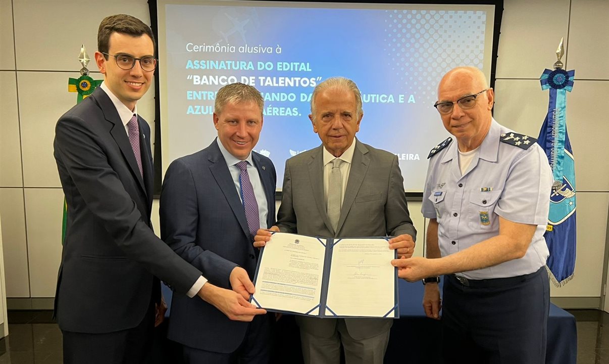 Fabio Campos, diretor de Relações Institucionais da Azul,John Rodgerson, CEO da Azul, José Múcio Monteiro, Ministro da Defesa, e Marcelo Kanitz Damasceno, Comandante da Aeronáutica, Tenente-Brigadeiro do Ar