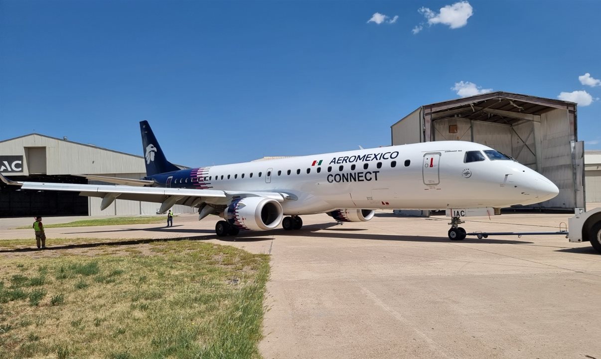  A identidade renovada foi aplicada pela primeira vez na fuselagem de um avião Embraer-190 