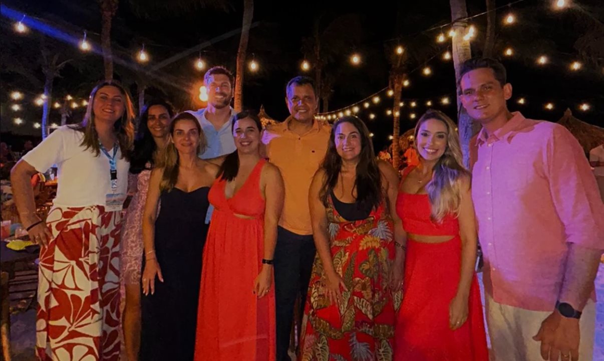 Delegação brasileira em Aruba: Bianca Zoccoler (Orinter), Vivian Amaral (CVC Corp), Thais Machado (Frt Operadora), Bruno Delfini (BWT Operadora), Jéssica Pereira (BestBuy Travel), Carlos Barbosa (Aruba Tourism Authority), Luiza Leopoldo (Smiles Viagens), Letícia Paganini (Gol) e Felipe Cuadrado (Abreu)