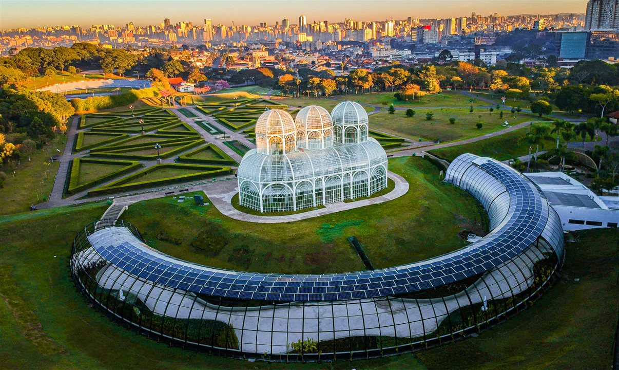 Além de sua impressionante estrutura, o jardim botânico abriga vastos gramados, trilhas e jardins temáticos